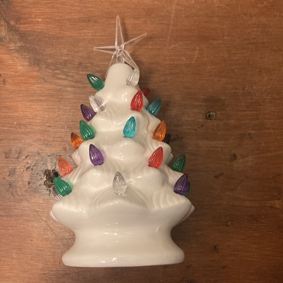 NWT 9”- White- LED Light Up Ceramic Christmas Tree 🎄 Decoration w/ 30 Bulbs - Picture 13 of 17